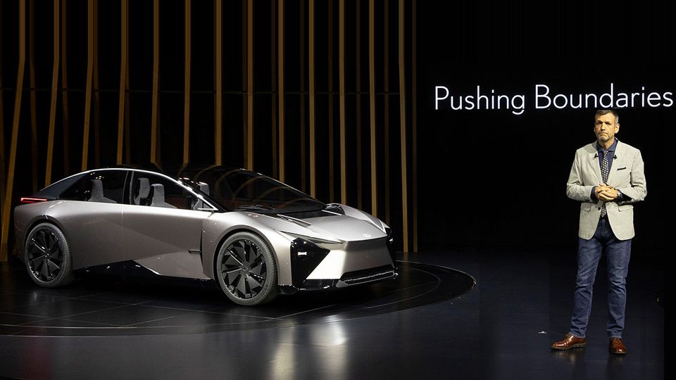 Lexus svela il futuro elettrico, del 2026