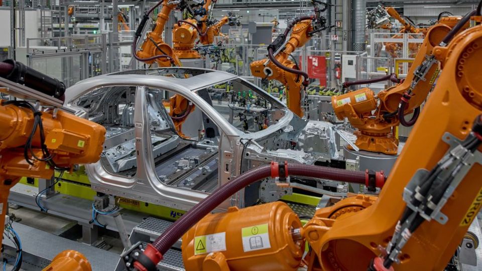 Porsche dà il via alla produzione della Macan EV