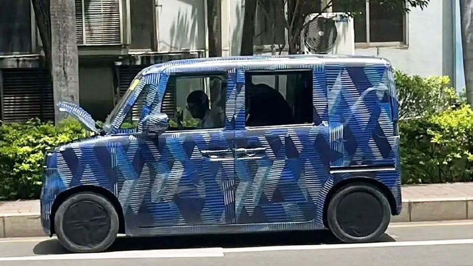 vista laterale BYD kei car elettrica