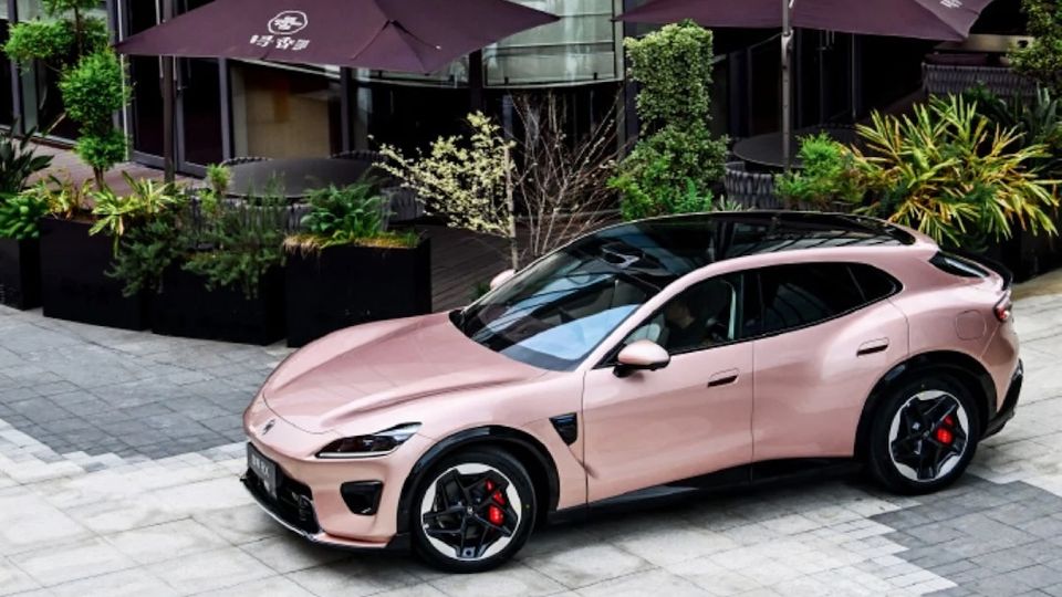 Luxeed RX: il SUV coupé elettrico da 586 CV