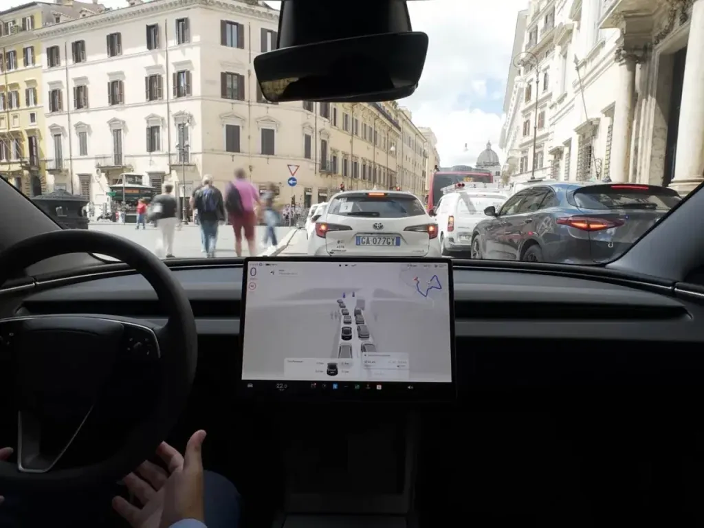guida-autonoma-Tesla-provata-traffico-roma | Elettronauti.it