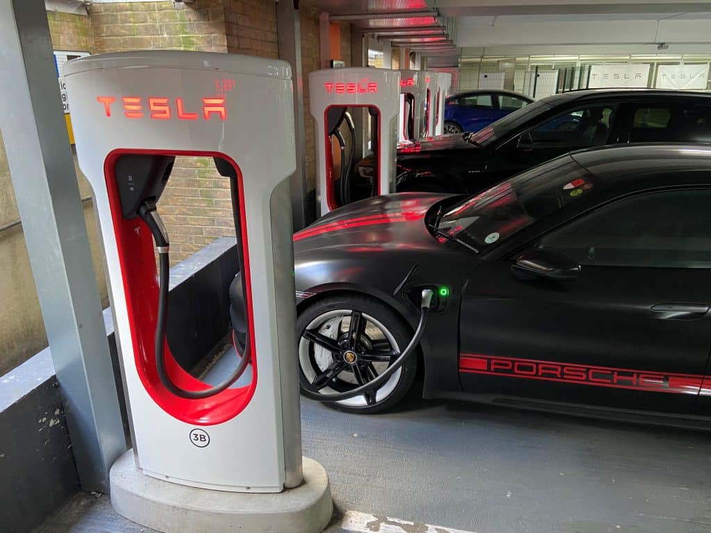 La nostra Taycan in ricarica in uno dei Supercharger vicino a Londra | Elettronauti.it