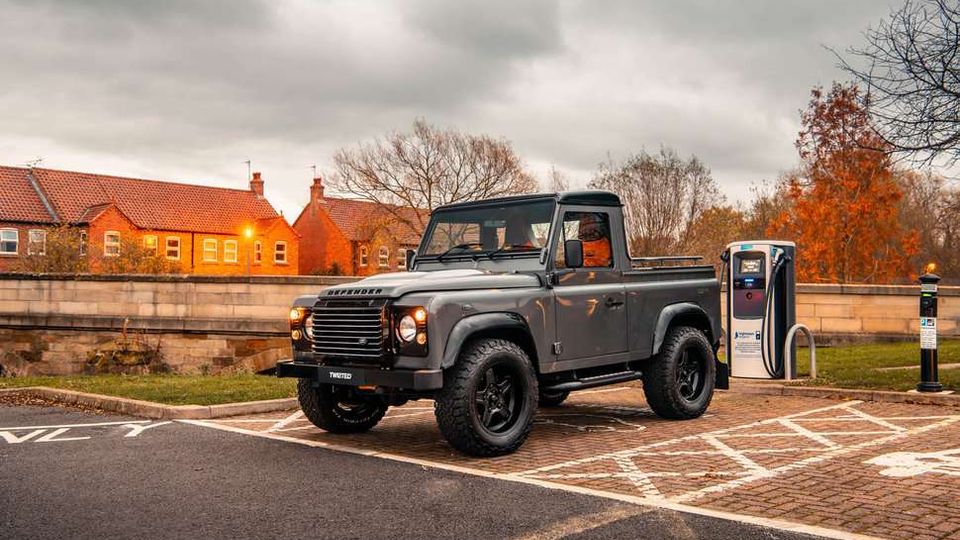 land rover defender elettrico anteriore in carica