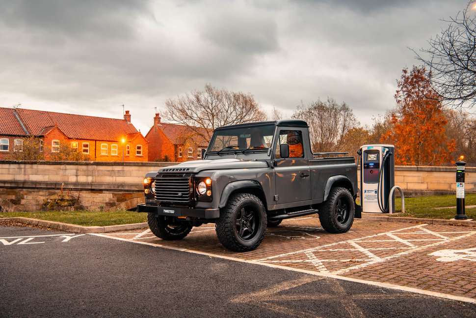 land rover defender elettrico anteriore in carica
