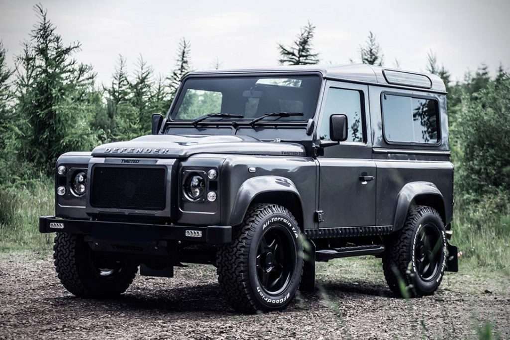 land rover defender elettrico anteriore in fuoristrada