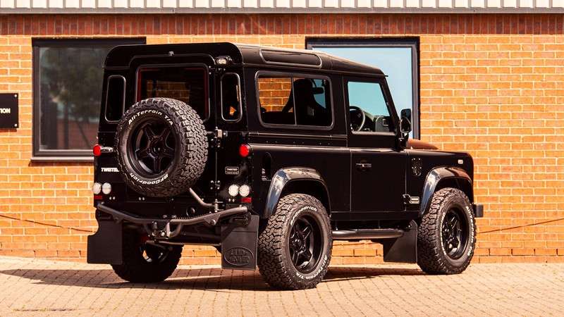 land rover defender elettrico posteriore