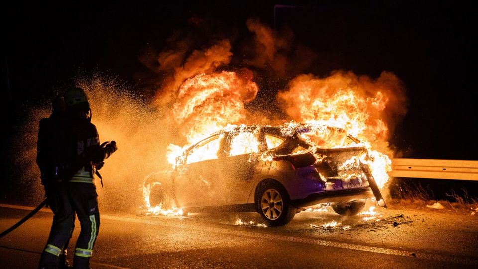 Le auto non elettriche vanno a fuoco ma non fanno notizia. Ecco cosa è successo a Roncadelle