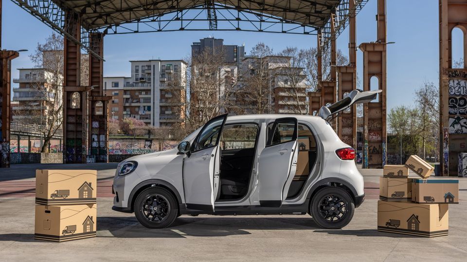 Leapmotor T03 Van e diversi scatoloni