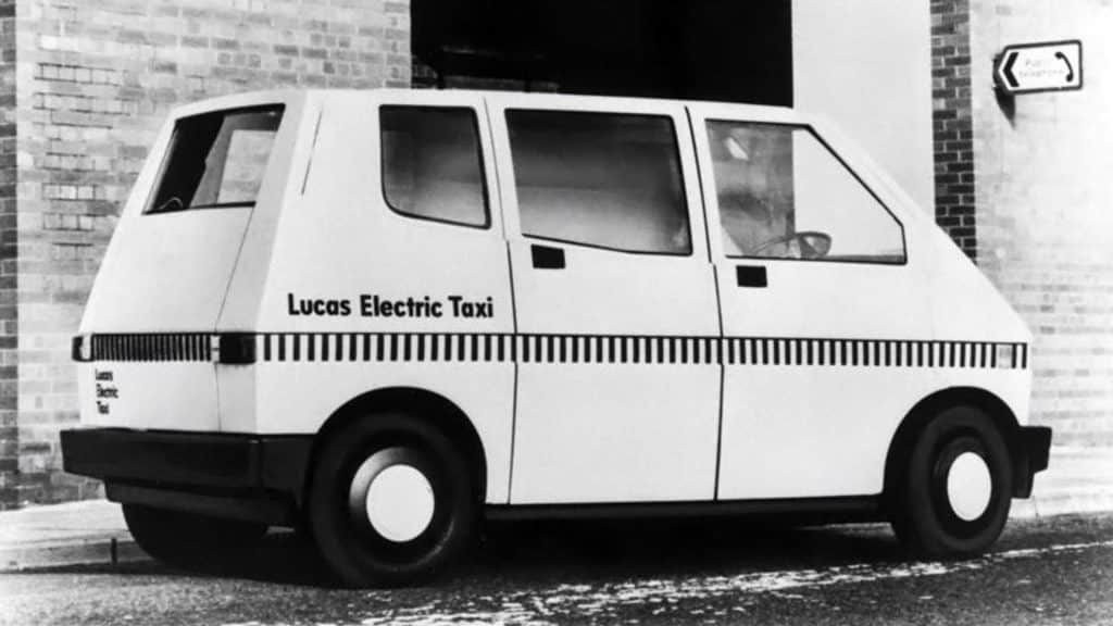 lucas taxi elettrico posteriore