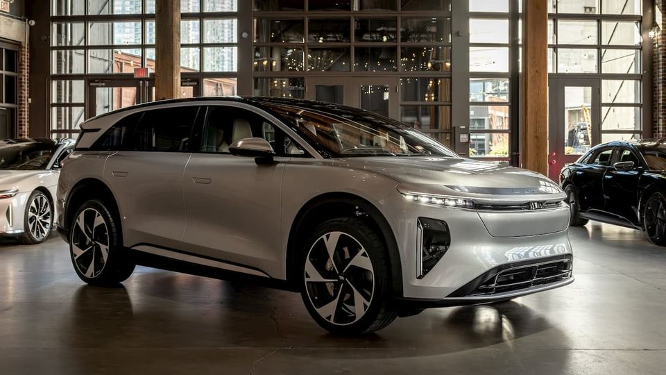 Il primo SUV elettrico Gravity di pre-produzione di Lucid esce dall'assemblaggio