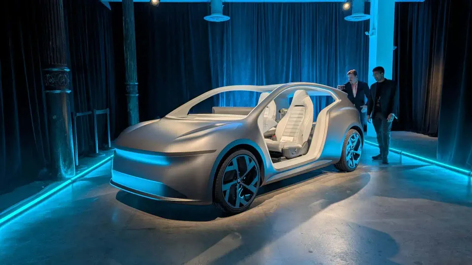 Lucid Lunar: robotaxi elettrico sfida Tesla Cybercab