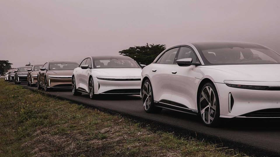 Lucid Air in fila