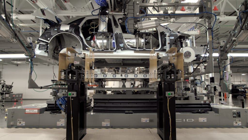 Installazione della batteria nella fabbrica di Lucid | Elettronauti.it