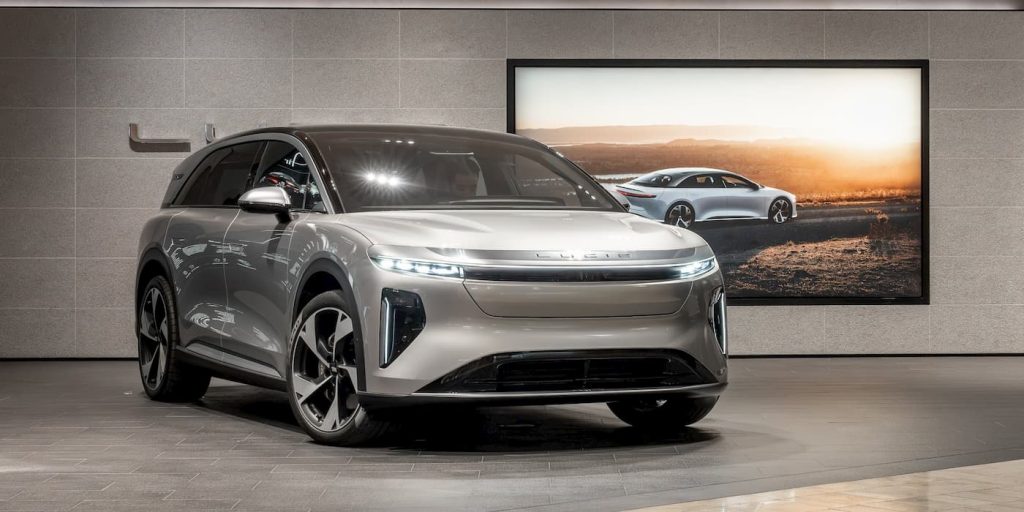 Il primo SUV elettrico Gravity di pre-produzione di Lucid  esce dall'assemblaggio | Elettronauti.it