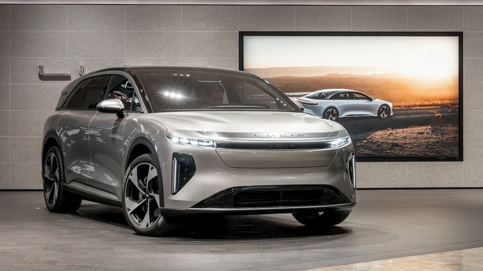 Il primo SUV elettrico Gravity di pre-produzione di Lucid esce dall'assemblaggio