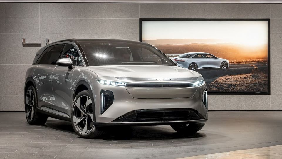 Il primo SUV elettrico Gravity di pre-produzione di Lucid esce dall'assemblaggio