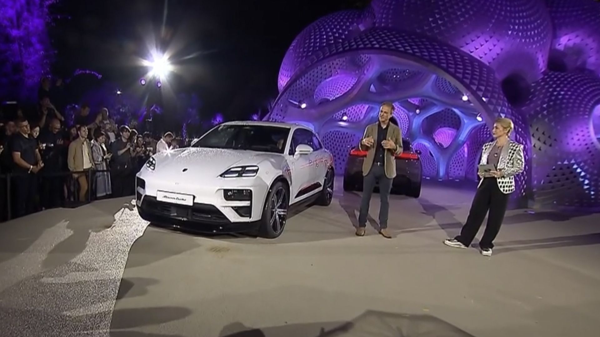 Presentata a Singapore in una cornice avveniristica la Porsche Macan elettrica