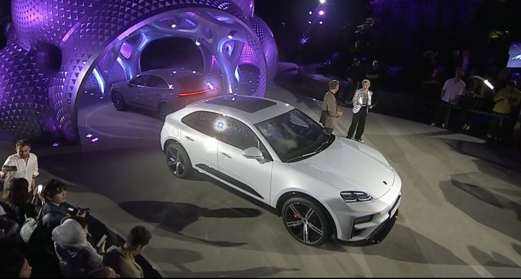 Presentata a Singapore in una cornice avveniristica la Porsche Macan elettrica | Elettronauti.it