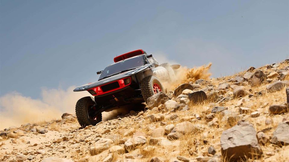 Dakar 2024: Test per Audi RS Q e-tron E2