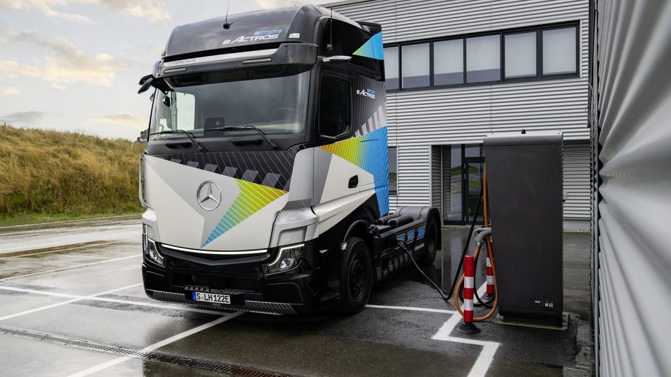 Mecedes Benz eActros LongHaul anteriore