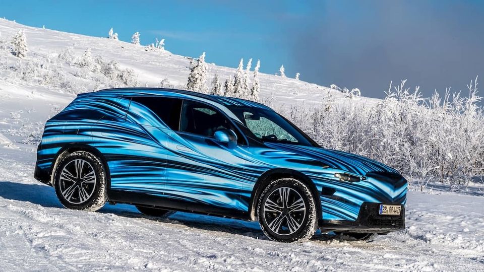 Mercedes GLC elettrico camuffato nella neve