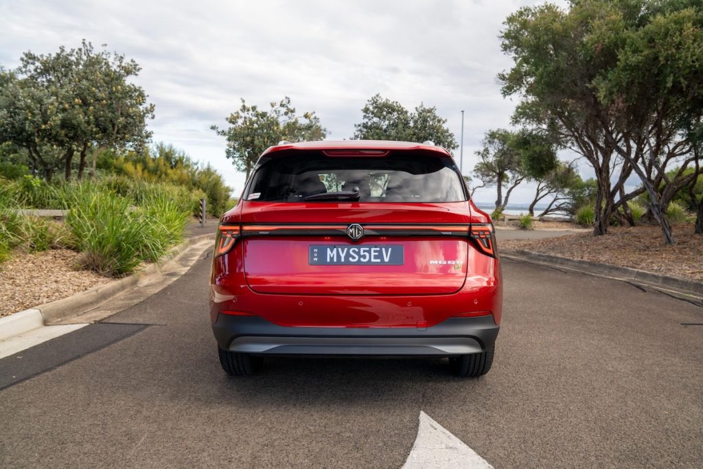 Nuova MG S5 EV: il SUV elettrico compatto che alza l’asticella su sicurezza, efficienza e tecnologia | Elettronauti.it