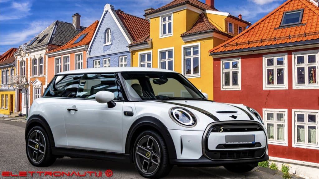 Veduta laterale Mini Cooper SE Resolute Edition | Elettronauti.it