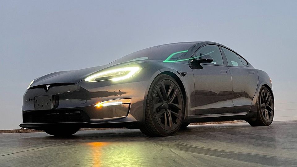 Model S Plaid Grigia