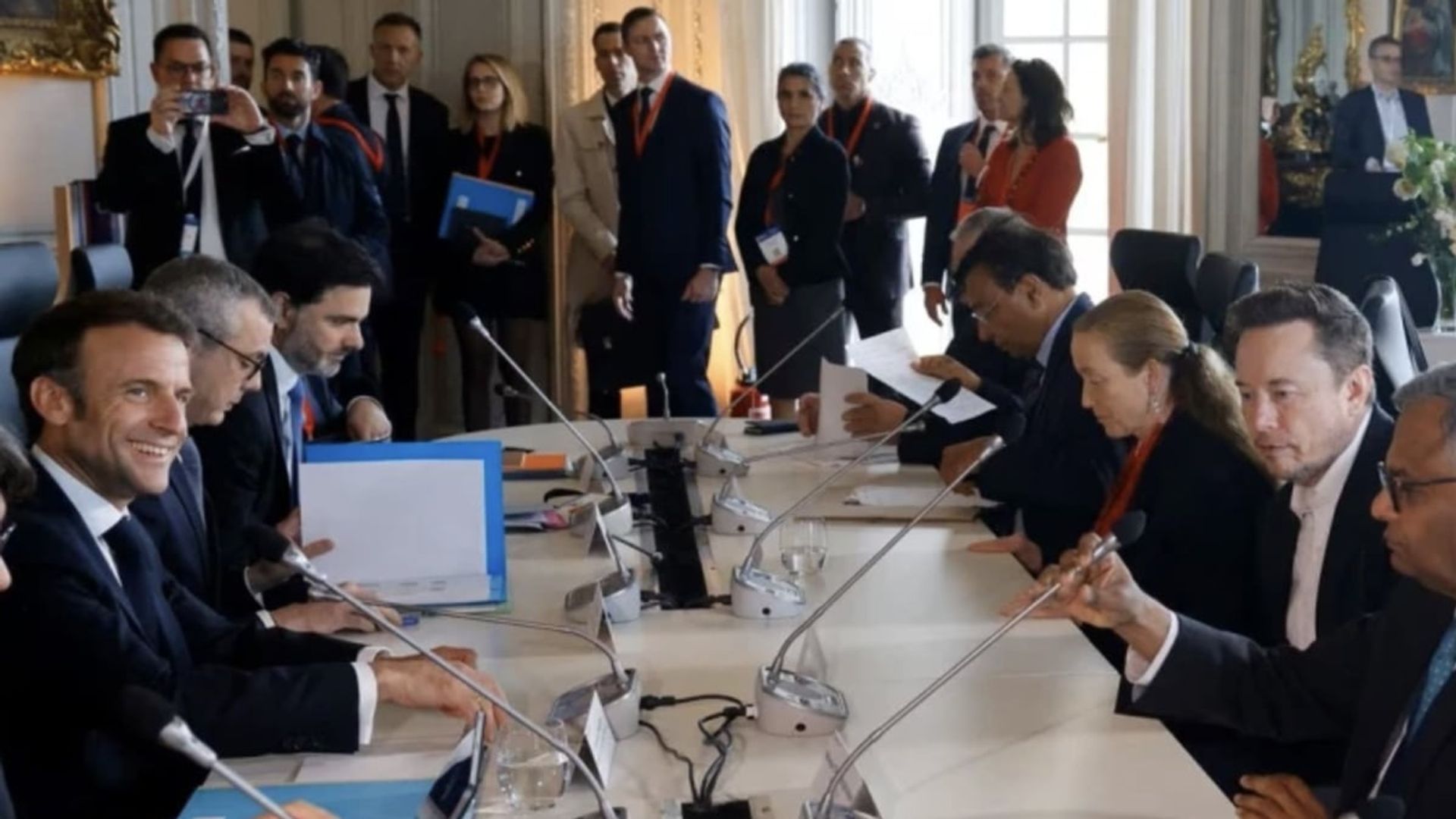 Tesla sta esaminando un potenziale "investimento significativo" in Francia, mentre Musk incontra il presidente