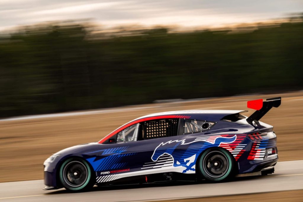 Ford Mustang Mach-E EV trimotore per la NASCAR - "Bestiale"! | Elettronauti.it