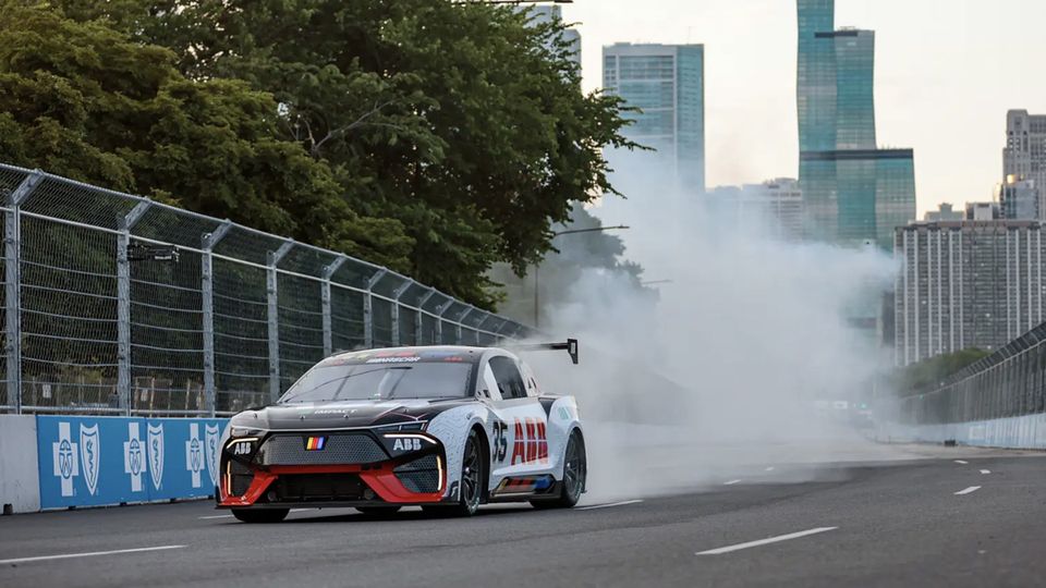 Il primo prototipo ABB NASCAR EV al Chicago Street Race