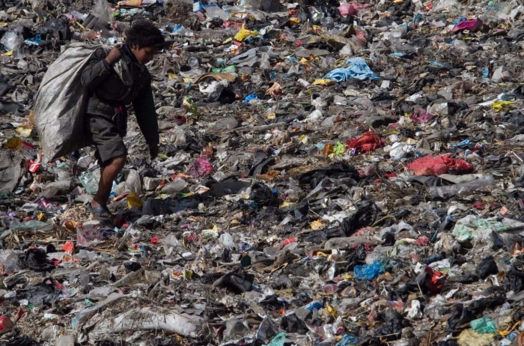 Nepal, soluzione innovativa per riciclare la plastica. Basta metterla in strada! | Elettronauti.it