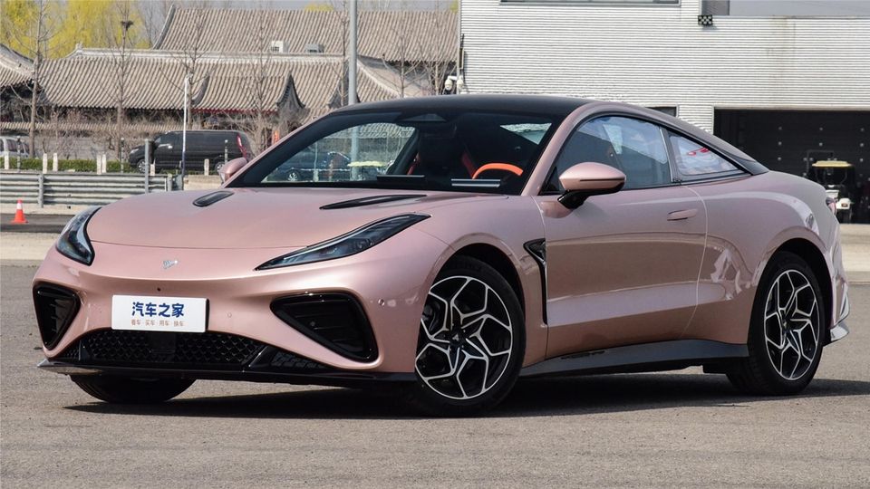 L'auto sportiva elettrica NETA GT di HOZON con 462 CV e 580 km di autonomia