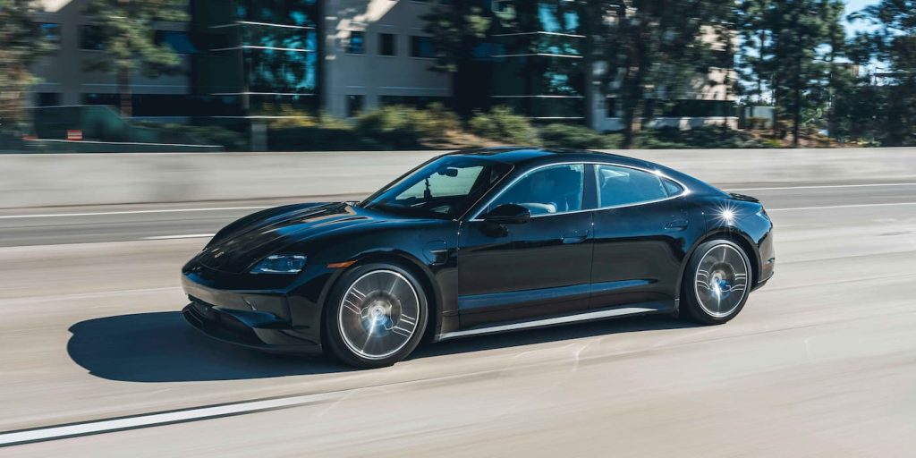 La Taycan EV aggiornata di Porsche vanta un'autonomia maggiore e una ricarica più veloce | Elettronauti.it