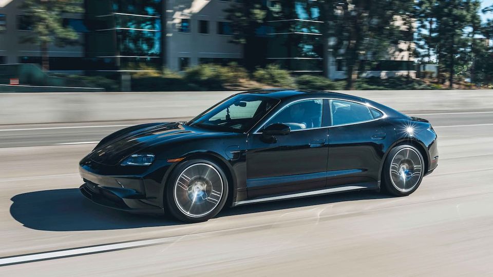 La Taycan EV aggiornata di Porsche vanta un'autonomia maggiore e una ricarica più veloce