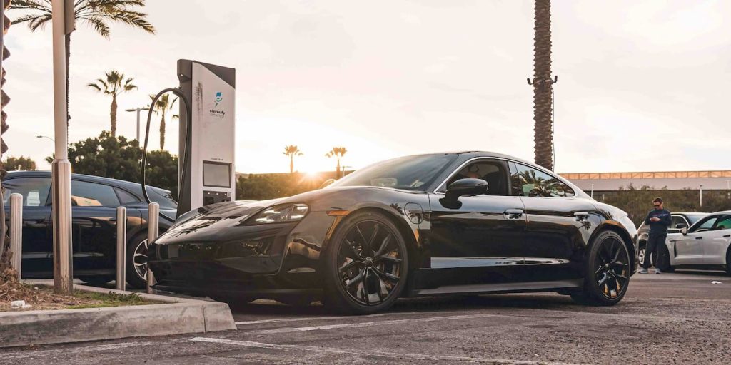 La Taycan EV aggiornata di Porsche vanta un'autonomia maggiore e una ricarica più veloce | Elettronauti.it
