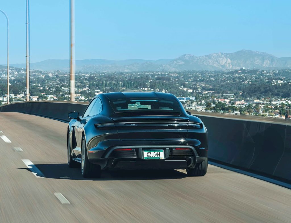 La Taycan EV aggiornata di Porsche vanta un'autonomia maggiore e una ricarica più veloce | Elettronauti.it