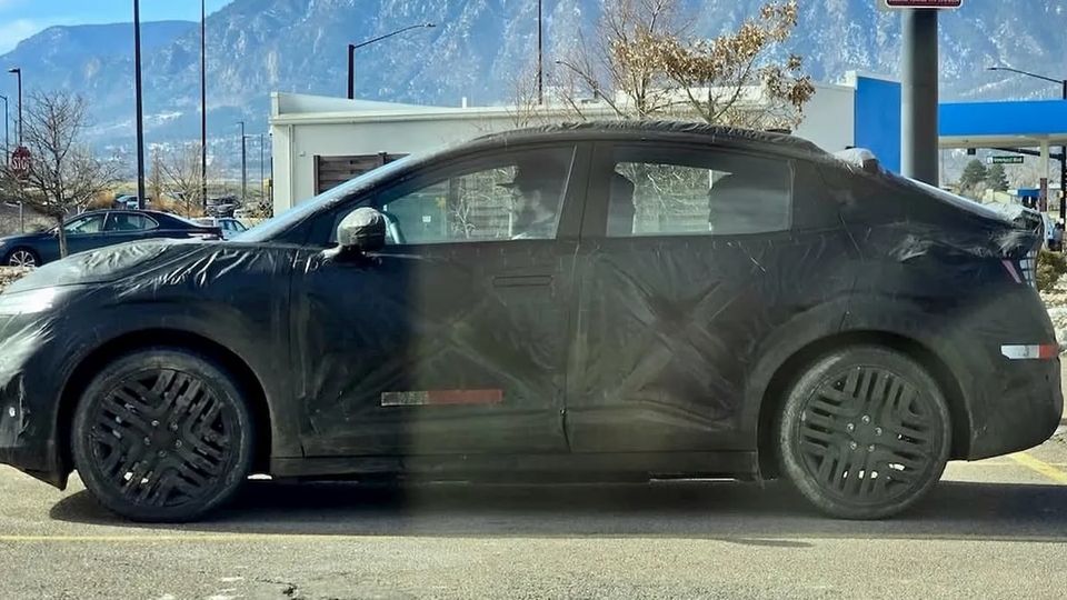 La nuova Nissan Leaf ai test camuffata
