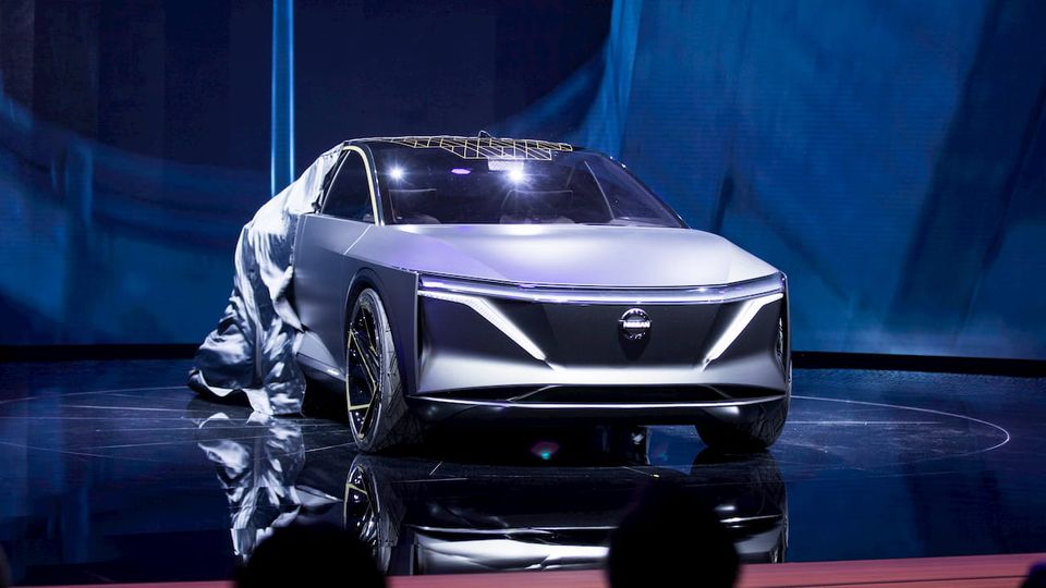 Nissan presenta in anteprima ai concessionari tre nuovi veicoli elettrici, tra cui una LEAF di nuova generazione e il successore della Maxima