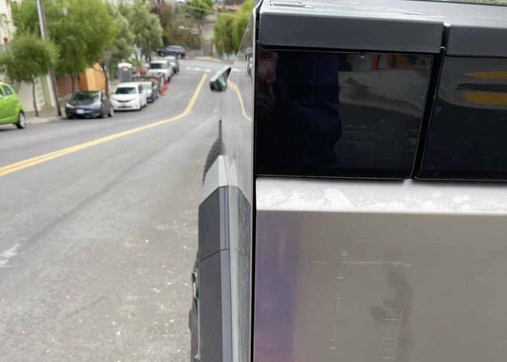 Avvistato un Cybertruck wrappato di un "total black" opaco! | Elettronauti.it
