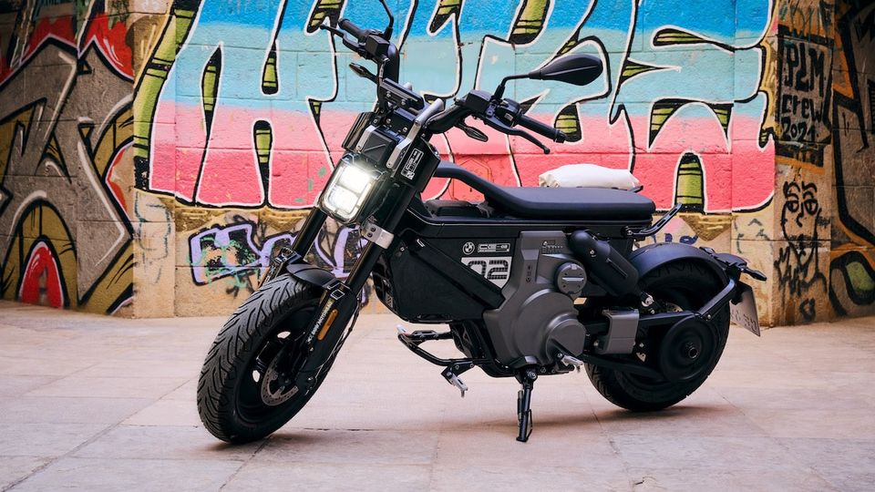 BMW lancia ufficialmente la sua moto elettrica leggera low-cost (per gli standard BMW)