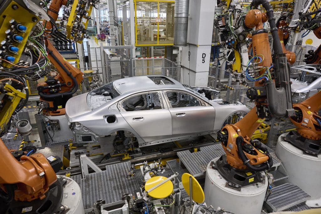 La prima berlina elettrica della serie 5 di BMW, la i5, esce dalla catena di montaggio | Elettronauti.it