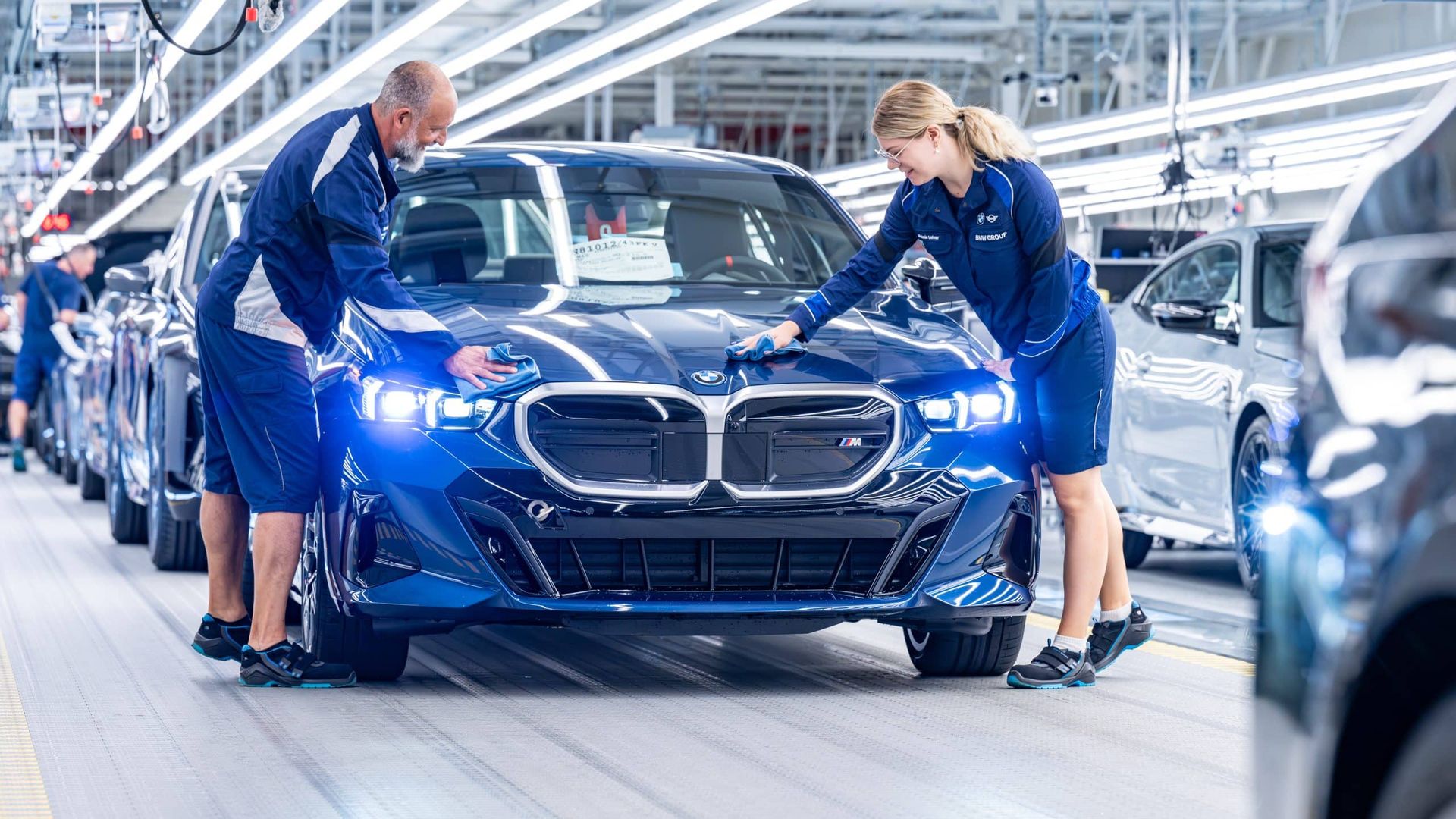 La prima berlina elettrica della serie 5 di BMW, la i5, esce dalla catena di montaggio