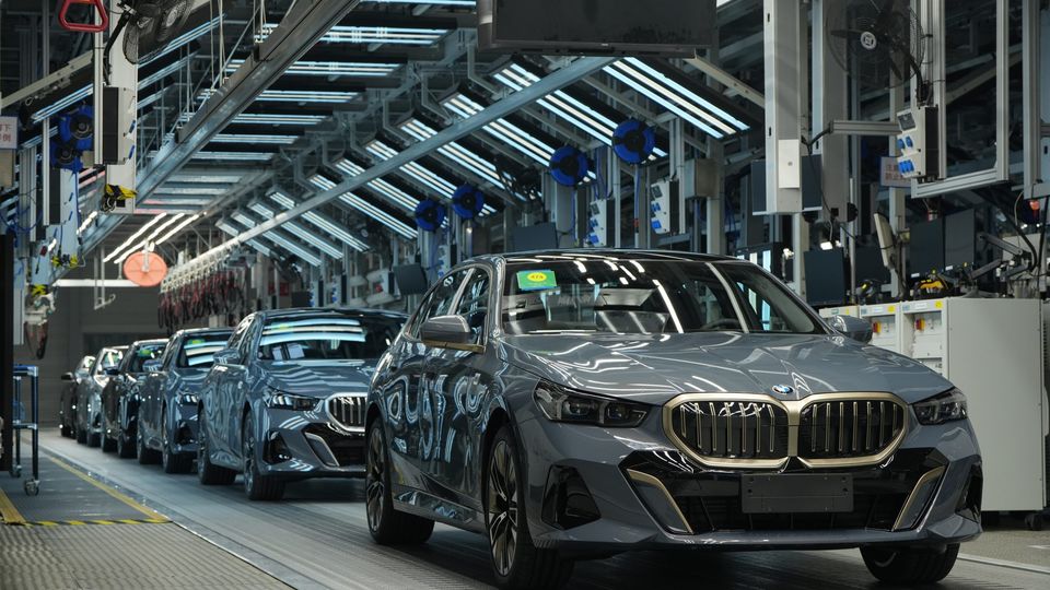 Produzione della BMW i5 nello stabilimento di Dadong in Cina