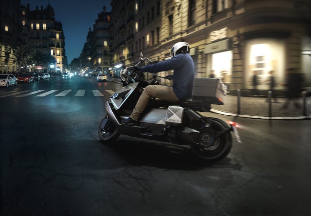 BMW CE 04 2026: lo scooter elettrico si aggiorna con nuovi colori, optional e tecnologia avanzata | Elettronauti.it