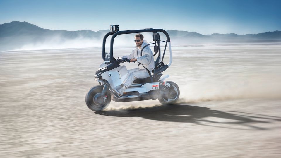BMW Vision CE: la moto elettrica futuristica senza casco