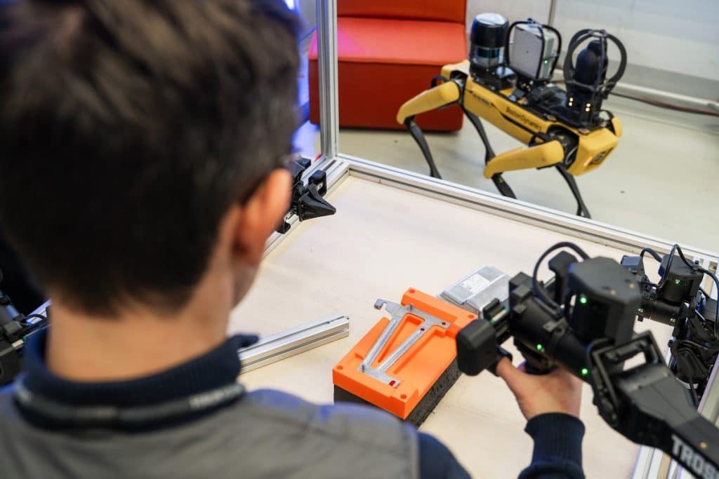 BMW testa robot umanoidi con Physical AI a Lipsia | Elettronauti.it