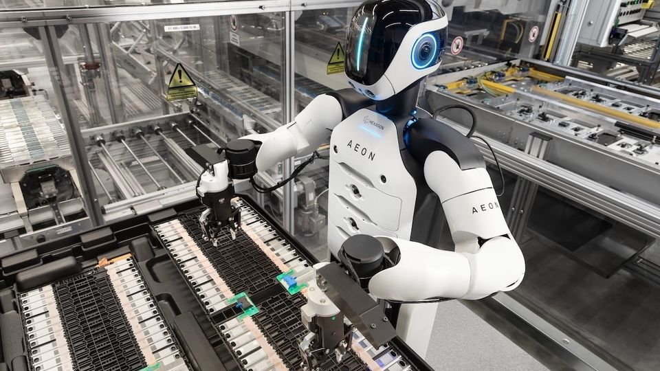 BMW testa robot umanoidi con Physical AI a Lipsia