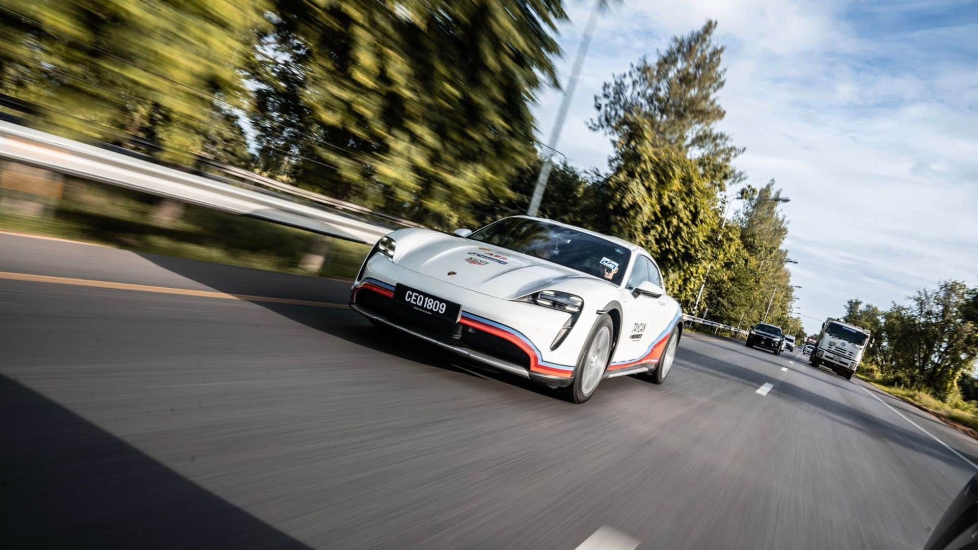 La Porsche Taycan stabilisce un nuovo record EV dopo aver percorso oltre 1.000 miglia in meno di 30 ore