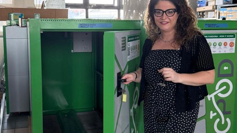 Vengono mostrati i primi box per biciclette e monopattini da installare a Paullo | Elettronauti.it